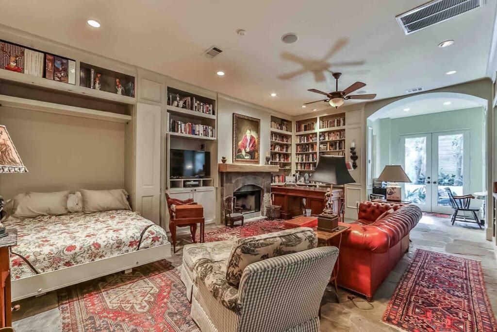 Artist'S Library With A Private Swimming Pool Apartamento Houston Exterior foto