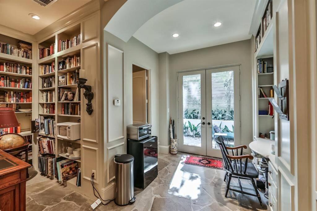 Artist'S Library With A Private Swimming Pool Apartamento Houston Exterior foto